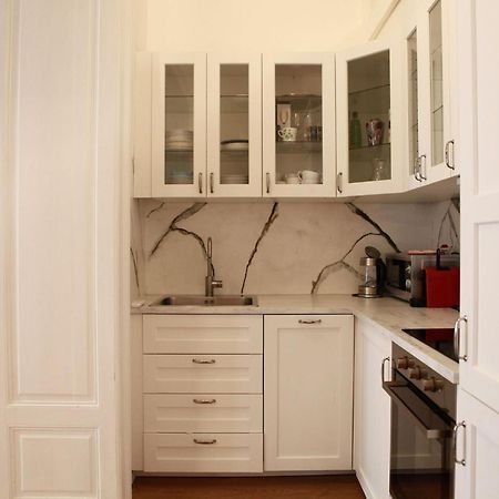 Heart In The Old Town Apartment Bratislava Bagian luar foto